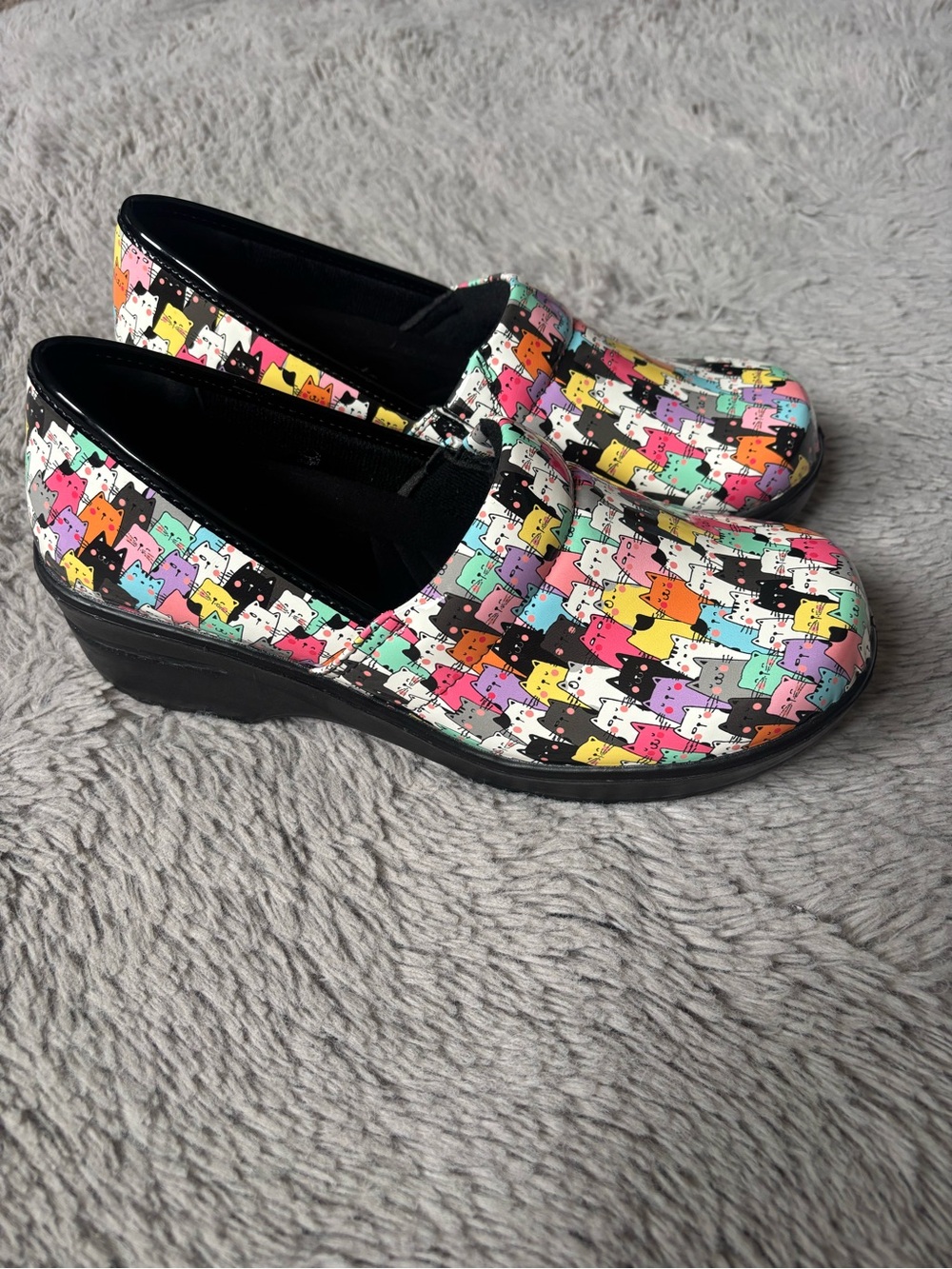 Like New East Street Cat Pattern Slip Resistant Clogs Nurse Shoes size 10